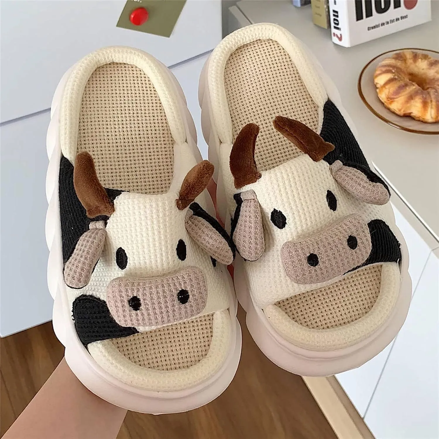 Cow Slides Slippers Unisex Adult Sandals Winter Indoor Outdoor Slippers，Cartoon Fluffy Cotton Non-Slip Slippers Cute Soft Plush Sandals