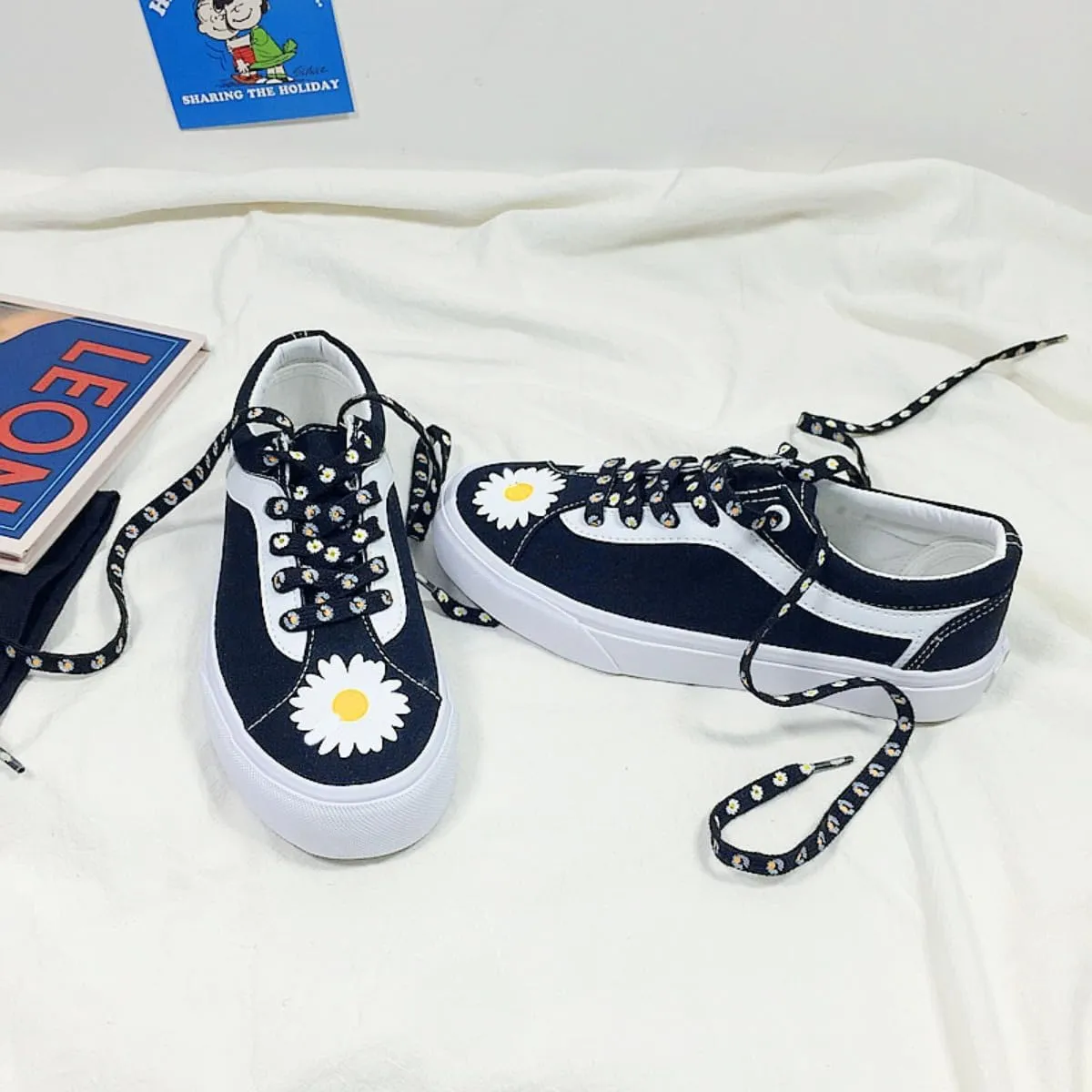 Daisy Print Canvas Sneakers for Women Cute Black & White Lace-Up Flats with Flower Pattern Casual Vulcanized Shoes for Spring & Summer Anti-Slip Canvas for Girls Back to School