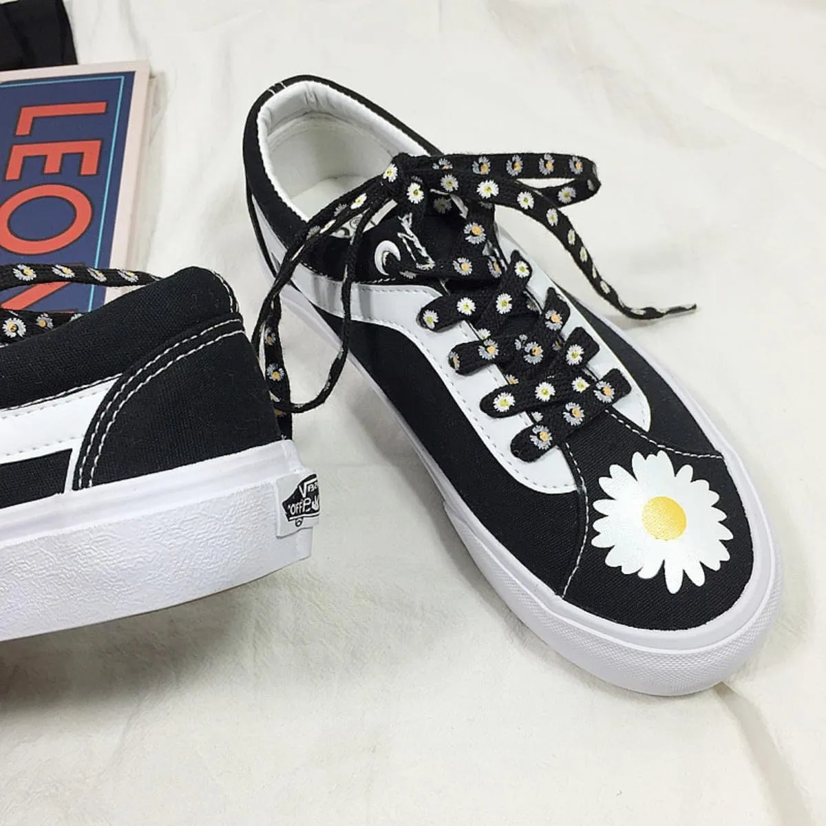 Daisy Print Canvas Sneakers for Women Cute Black & White Lace-Up Flats with Flower Pattern Casual Vulcanized Shoes for Spring & Summer Anti-Slip Canvas for Girls Back to School