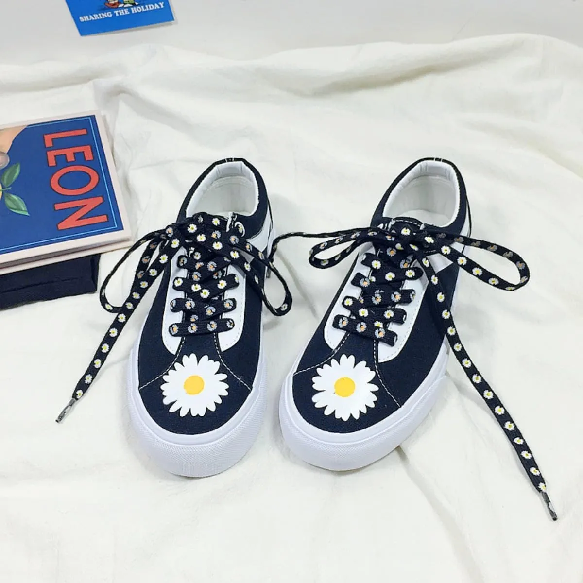 Daisy Print Canvas Sneakers for Women Cute Black & White Lace-Up Flats with Flower Pattern Casual Vulcanized Shoes for Spring & Summer Anti-Slip Canvas for Girls Back to School