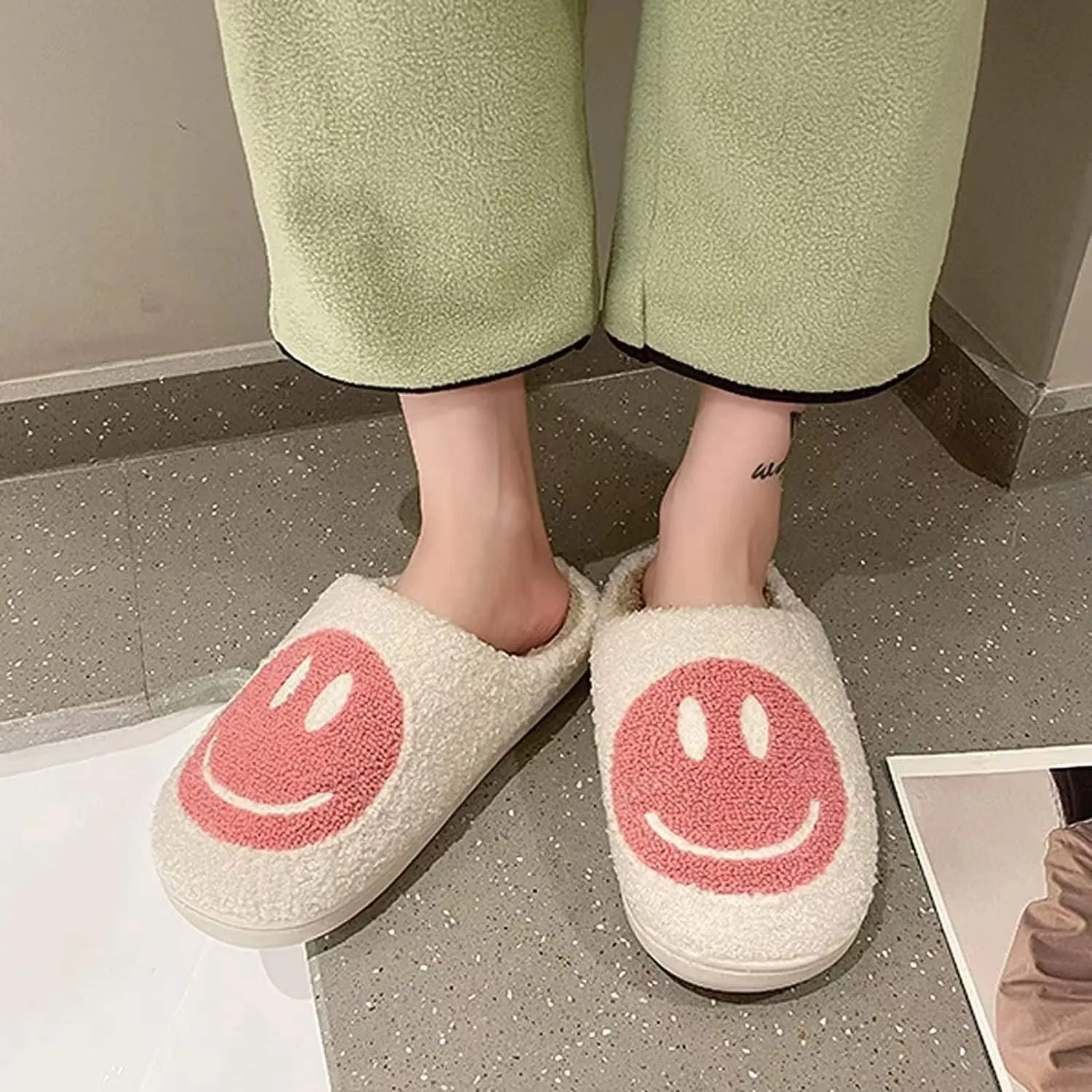 Fuzzy Slippers for Women Men, Cute Retro Fluffy Happy Face House Slippers, Plush Memory Foam Slippers for Women Indoor and Outdoor Cozy Trendy Slip-On Shoes