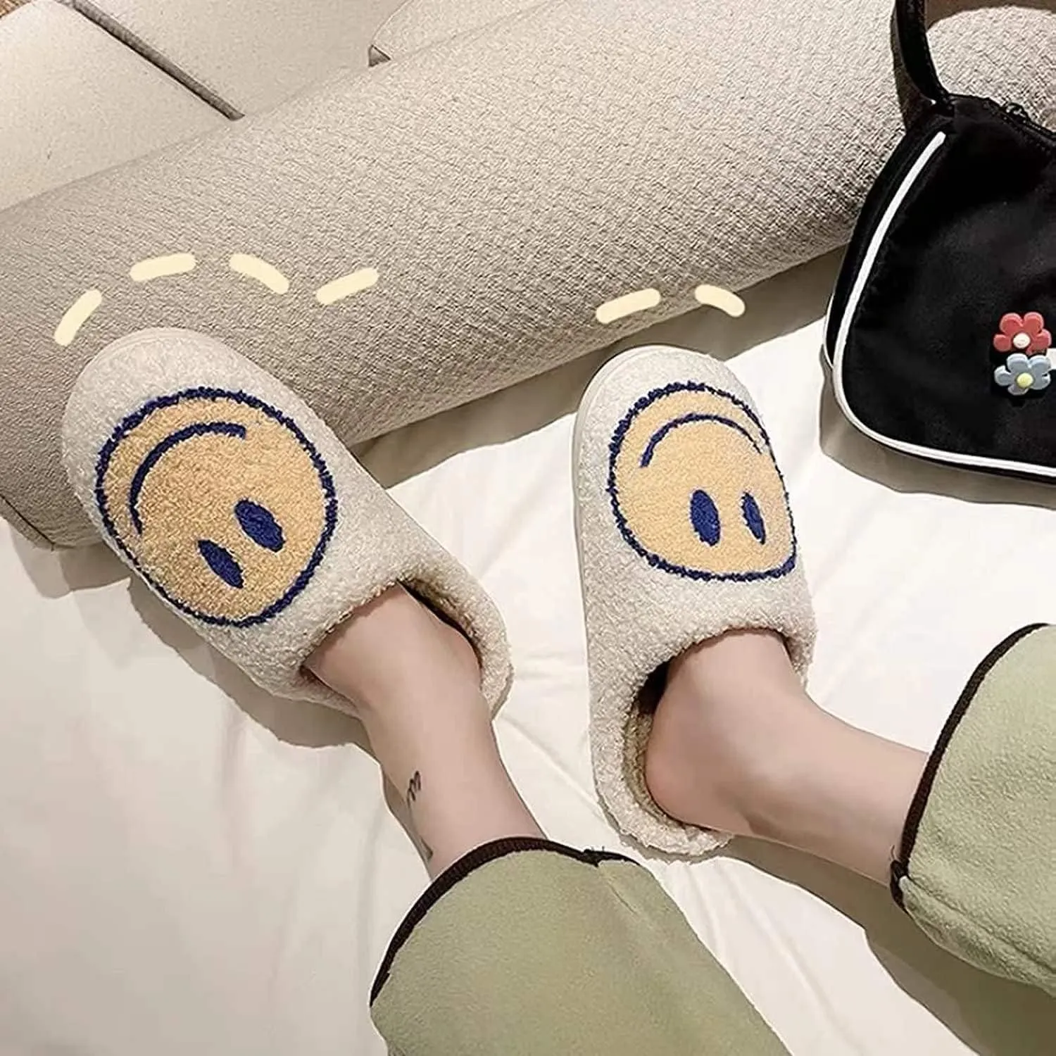 Fuzzy Slippers for Women Men, Cute Retro Fluffy Happy Face House Slippers, Plush Memory Foam Slippers for Women Indoor and Outdoor Cozy Trendy Slip-On Shoes